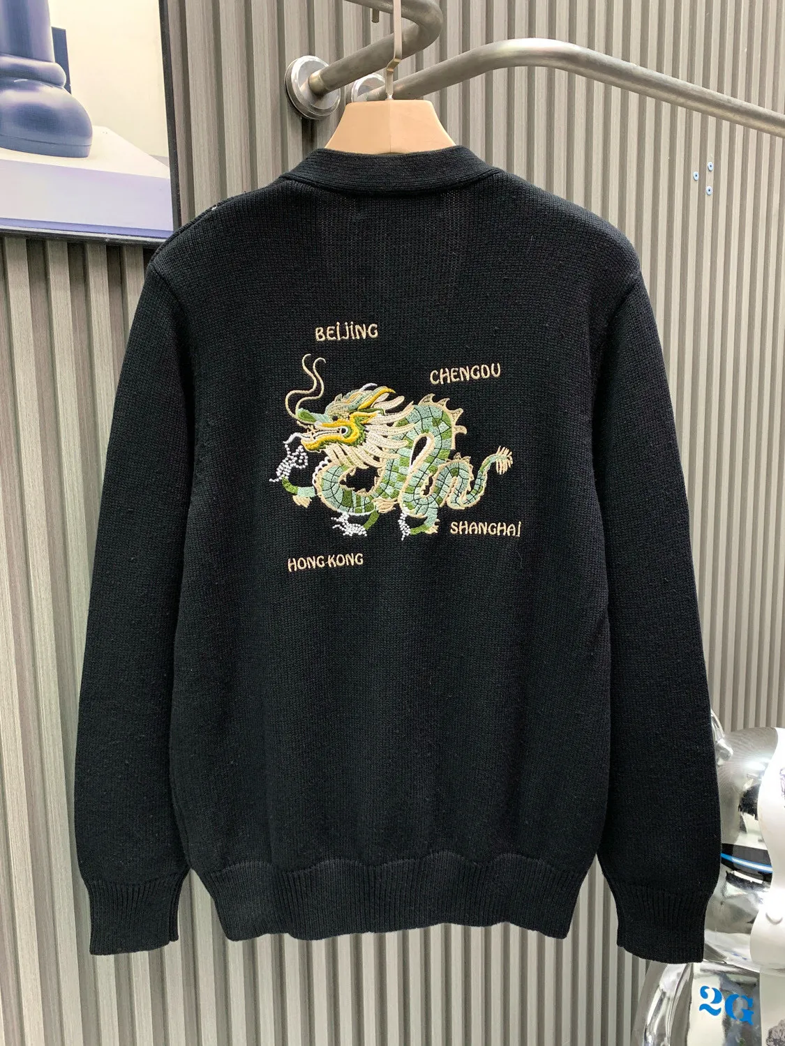 🅿️400 🀄️ Louis Vuitton Louis Vuitton 25* Year of the Snake Limited Edition Knitted sweater jacket style with classic double dragons embroidered around the chest A whole dragon embroidery on the back highlights the dominance Color-dyed wool blended cotton yarn High weight and high density Super high quality The wool is soft, delicate and skin-friendly It feels soft and silky All color-dyed high weight cotton yarn ensures no color difference Adopts four-hole knitting method Tight and textured, durable and not prone to pilling. It has a soft and warm comfort. It does not stick to the body when worn alone. Classic knitted clothing uses exquisite details and iconic brand symbols to reinterpret the charming charm. This sweater is made of wool and cashmere blended fabrics and is made with heavy-duty jacquard craftsmanship. All products are produced on imported looms. The details are clearly visible and the sense of high-end is the same for men and women.